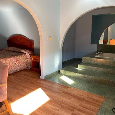هنتنغتون بارك Full Moon Inn المظهر الخارجي الصورة