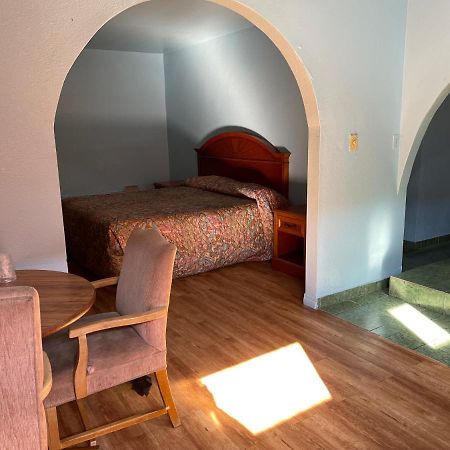 هنتنغتون بارك Full Moon Inn المظهر الخارجي الصورة